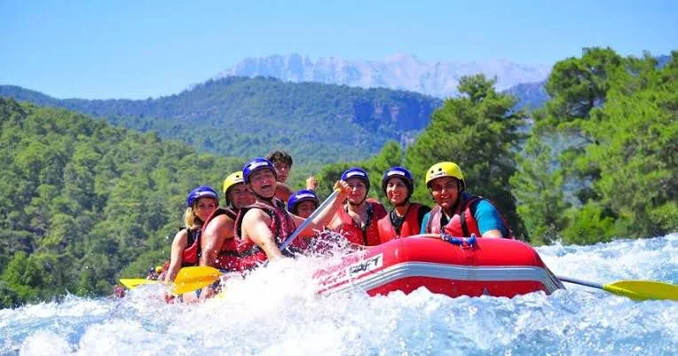 Nehirde rafting turuna katılan grup